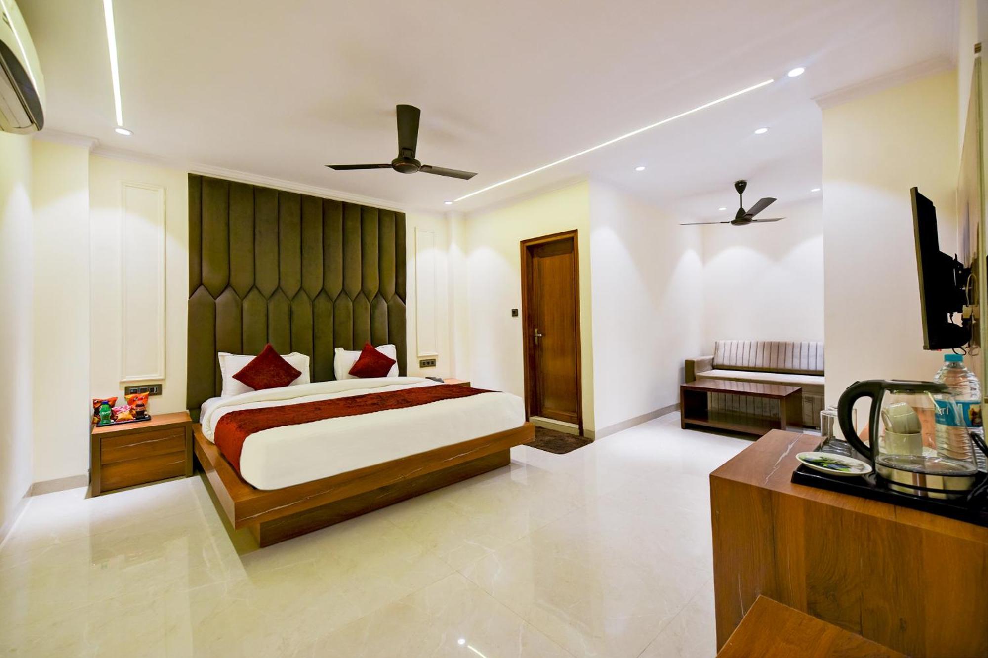 Hotel Surya Plaza Nueva Delhi Exterior foto