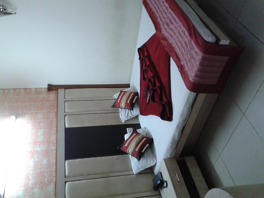 Hotel Surya Plaza Nueva Delhi Exterior foto
